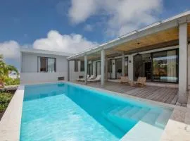 Stylish 5 bedroom Villa with Earthy Tones
