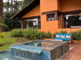 El Refugio with jacuzzi and garden in Avándaro, hotel i Valle de Bravo