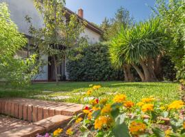 Elegante Villa con Giardino tra Catania ed Etna, hotel in Tremestieri Etneo
