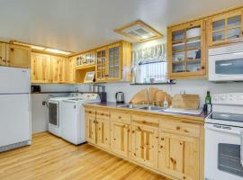 Near Hiking and Biking Home with Eckert Charm!, hotel v destinaci Cedaredge