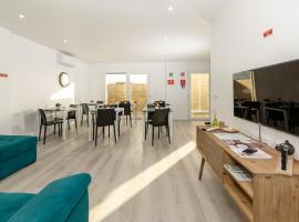 Guest House J&C, hotel com estacionamento em Ponta Delgada