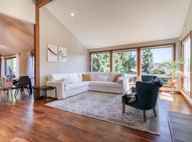 PNW Contemporary Retreat near Lake Sammamish, hotel i Bellevue