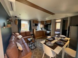 Mobile home 255 pour 6 pers Camping Siblu Le Lac des Rêves, hotel di Lattes