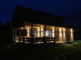 Domek drewniany nad stawem, hotel a Międzyborów