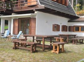 Chalet Natura La terrazza sul lago, cabin in Cavaliere