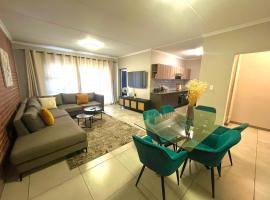 16 Elizabeth Place - Beautiful and spacious self catering 3 bedroom unit next to Kyalami Racetrack with free WiFi - swimming pool gym and restaurant - Perfect for a big family in Midrand Waterfall