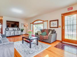Spacious Cottage Grove Haven Near Downtown St Paul, hotel v destinaci Cottage Grove
