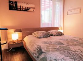 Chez Sylvie, petit d&eacute;jeuner possible pour 5 euros, hotel con pileta en Val-dʼIz&eacute;