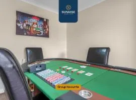 THE TOWNHOUSE, 4 Rooms Large Beds with TV's, Poker Table, Fully Equipped, Easy Ring-Road Access, Parking, WiFi, 5 MINS TO CITY CENTRE - Long Stays, INVOICE and REDUCED PRICE are only via SUNRISE SHORT LETS Dundee