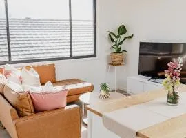 Entire Unit 11 kms to Gold coast Airport for family holidays 04 Beds 2 rooms
