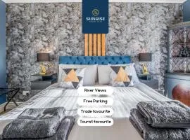 PRESIDENTIAL APT - INVOICE and REDUCED PRICE only via SUNRISE SHORT LETS DUNDEE, Family Home, Luxury Bedrooms, 2 Rooms, 1 King Bed, 2 Single Beds, Free WiFi, Free Parking, Tourists, Business Travelers, Relocation, Beautiful River Views, - Long Stays