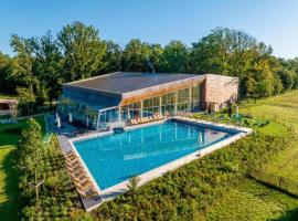 Retreat with Luxury Comfort, hotel i Antoing