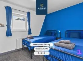 LAW 4 - is 3 Rooms, 6 Beds, 2 Bathrooms, Private Parking, Fully Equipped