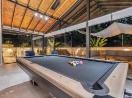 Private Sauna Jacuzzi Billiard Gym Luxury Retreat, hotel v destinaci El Poblado