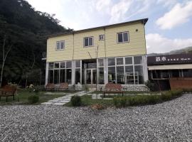 鉄木彩虹小屋, kemp v destinaci Yü-lan