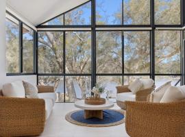 Luxury Riverside Escape with Private Jetty on the Murray River, khách sạn sang trọng ở North Yunderup