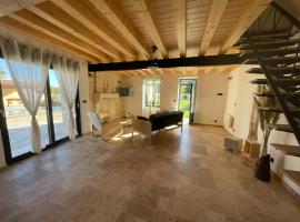 Maisons 8 personnes, hotel in Paizay-le-Chapt