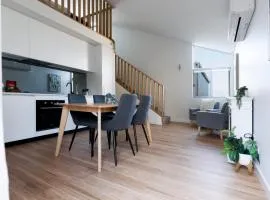 Cosy Riverside Escape with River Views