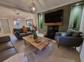 Stylish and Modern 7 Bedroom house near Brecon Beacons