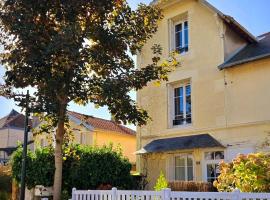 Villa L Escale Proche Plage, resort in Luc-sur-Mer