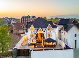 StayVista at Gauhar with Projector Set-up, Steam Room & Indoor Jacuzzi, hotel din Srinagar