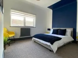 Modern 3 Bed House with Parking