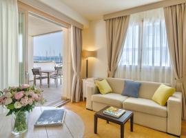 THR - ISA-Resort with swimming-pool in Marina di Scarlino just 200 meters from the sea、Doganaのホテル