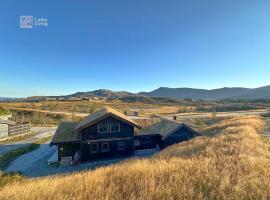 Modern cabin at Høgevarde panoramic view, fireplace and EV station, hotel en Granheim