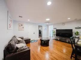 74L - 2BR Quincy - Cozy Couple Hideout near Wollaston Beach