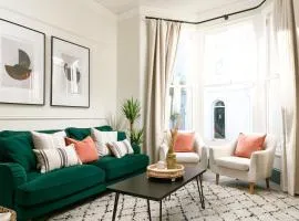 NEW LUXURY for 2024 - Central Plymouth House - Sleeps 10 - Access to Plymouth Town - Close to The Barbican - Pets welcome - Parking Available - By Luxe Living by Sophia