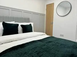 Tiny Home Parking & Airport & M1 & Contractor