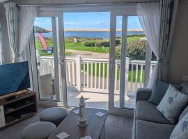 STYLISH HOLIDAY HOME WITH UNINTERRUPTED VIEWS OF THE FLEET LAGOON ON Haven LITTLESEA HOLIDAY PARK, hotel v destinaci Wyke Regis