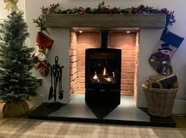 Woodland Cottage - private courtyard - Pet Friendly Retreat in the heart of Windermere