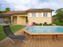 Belle villa familiale à la campagne et sa piscine, hotel i Chevrières