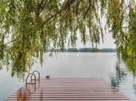 Lakehouse Living Quiet Waterfront Escape with Dock, Hotel in Spanaway