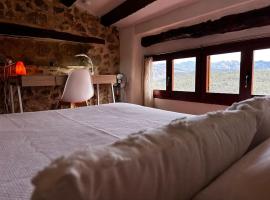 Rural Stone House with wood fireplace: Pinell de Bray şehrinde bir onsenli tesis