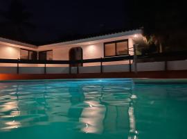 Casa estilo suizo cerca del mar, hotel con tinas de hidromasaje en Tierra Mala