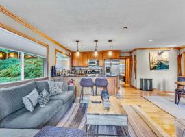 Modern Tahoe Retreat with Grill Walk to Beach, Hotel in Homewood