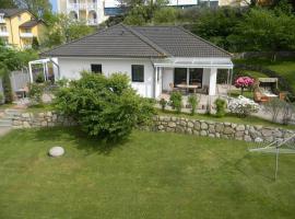 Ferienhaus in Goehren mit Schwimmbecken, hotel in Göhren