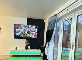 Private bedroom in a Home Next to Coop Live and Eithad Stadium