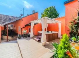 Countess House with Jacuzzi and Sauna - Happy Rentals