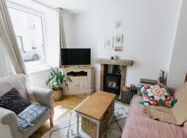 SUN COTTAGE - Cosy Cottage in Ulverston with a log burner in Ulverston, Cumbria