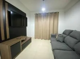Apartamento Inteiro - 2 Quartos com AC - Wifi 300mb - Cozinha Completa - 1 Vaga de Garagem - TV Smart 50 - Sacada - Indicado para Grupos, Hospedes a Trabalho, Família e Pets