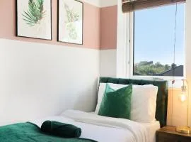Modern 2BR Aylesbury Home, Sleeps 4, Parking, Work, Leisure, Friendly
