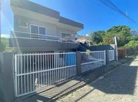 B149 - Ampla casa no centro de Bombinhas - SC