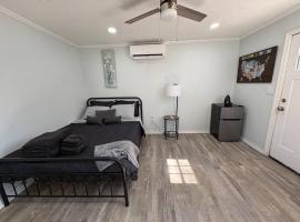 Bright & Comfortable Bungalow!、East Tulsaのヴィラ