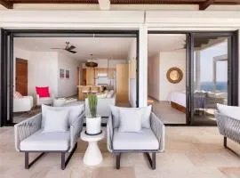 Beautiful Beachfront Condo, Five-Star Amenities
