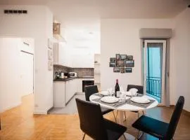SweetHome Ampio bilocale in centro con parcheggio gratuito coperto vicino a stazione Como-Milano