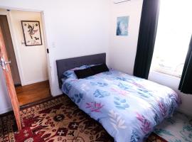 Nothing Fancy 90s Queen Room, hotel in Whanganui