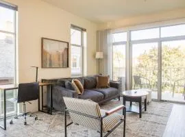 East Side Luxury 1BR Apt - Near Brady and Fiserv with Balcony